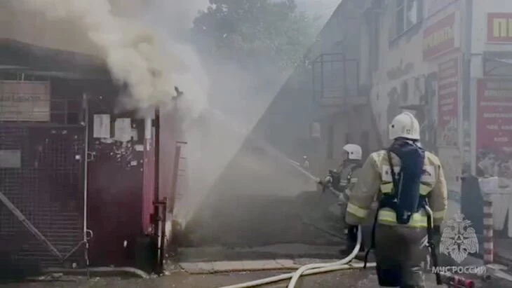 Площадь пожара на рынке в Туапсе выросла почти до 1 тыс квадратных метров Площадь пожара на рынке в Туапсе выросла почти до 1 тыс квадратных метров