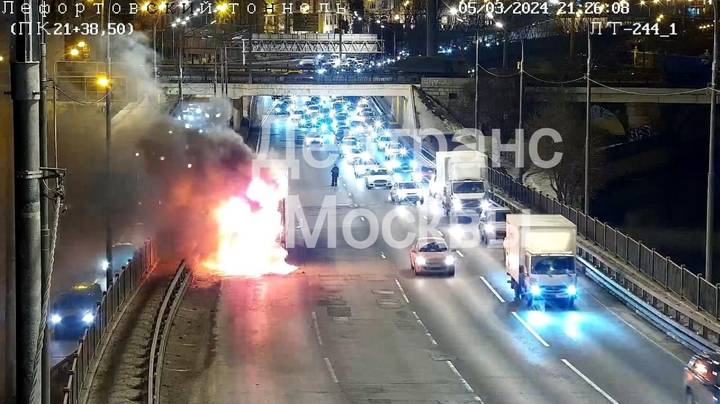 Автомобиль загорелся на набережной Академика Туполева