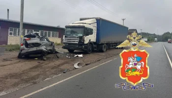 Подросток в Подмосковье сел за руль автомобиля, врезался в фуру и погиб