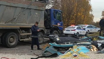Самосвал с щебнем опрокинулся на легковушку в Домодедове, погибли два человека