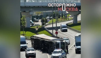 Грузовой автомобиль опрокинулся на 54-м км МКАД