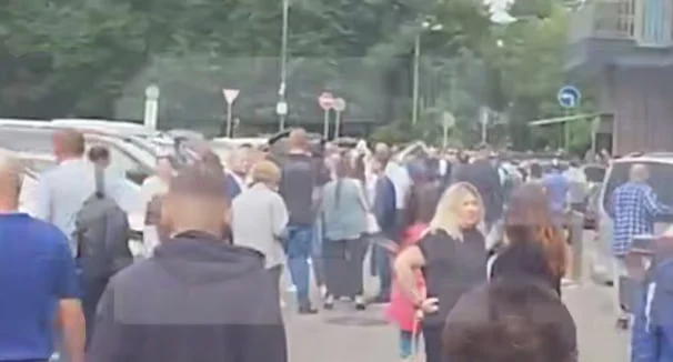 Shot: Более 100 человек эвакуировали из бизнес-центра напротив аэропорта Внуково Shot: Более 100 человек эвакуировали из бизнес-центра напротив аэропорта Внуково