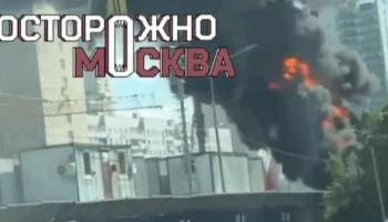Бытовки загорелись на Строгинском бульваре в Москве, на месте работают пожарные