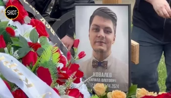 Убитого из-за спора о парковке байкера похоронили в Москве