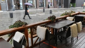 Столичным ресторанам рекомендовали закрыть летние веранды из-за ветра