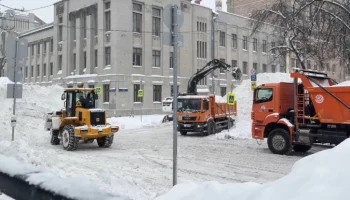 Четырехметровую снежную дюну оградили на Миусской площади