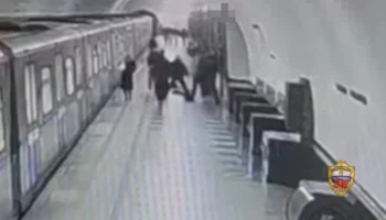 Трое мужчин избили пассажира на станции метро "Площадь Революции"