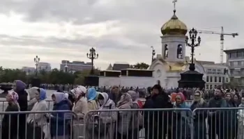 Тысячи верующих выстроились в очередь к мощам святого Спиридона в Москве
