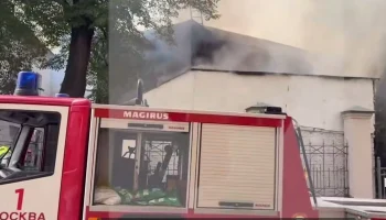 Двухэтажное здание вспыхнуло на территории усадьбы Нарышкиных в Москве Двухэтажное здание вспыхнуло на территории усадьбы Нарышкиных в Москве