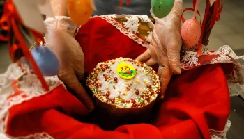 У московских храмов образовались огромные очереди перед Пасхой У московских храмов образовались огромные очереди перед Пасхой