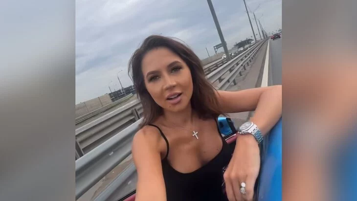 Блогер Лерчек попала в ДТП из-за булыжника