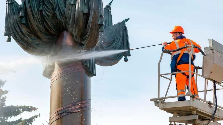 Более 1,1 тыс памятников промоют в Москве перед зимой