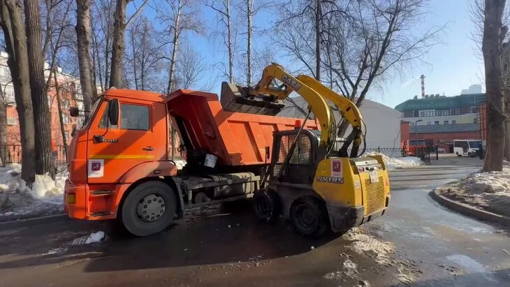 Столичные службы продолжают уборку снега с газонов Столичные службы продолжают уборку снега с газонов