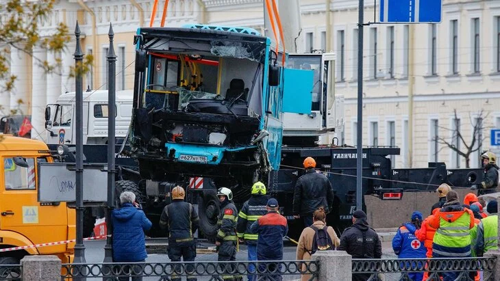 Начальник автоколонны частично признал вину по делу о падении автобуса в реку в Петербурге Начальник автоколонны частично признал вину по делу о падении автобуса в реку в Петербурге