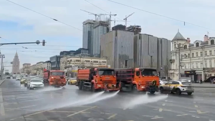 В Москве приступили к первой в этом году промывке дорог и тротуаров после зимы