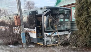 Автобус без пассажиров съехал в кювет в Подмосковье