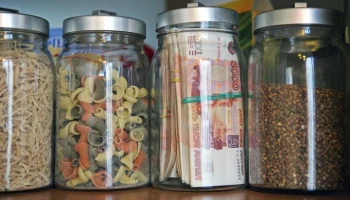 Экономист назвал главный минус хранения сбережений в наличных