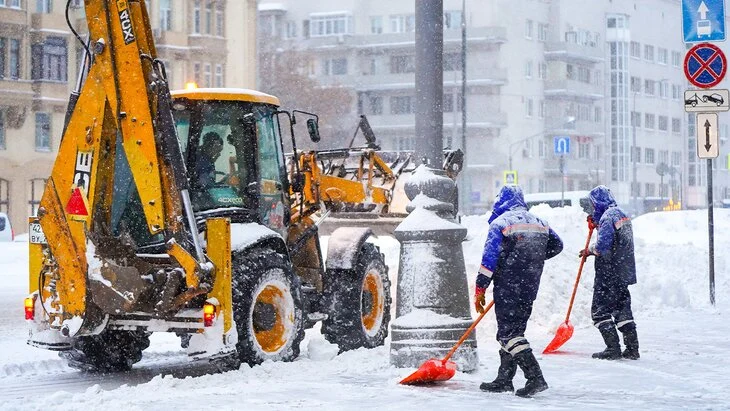 Городские службы Москвы продолжают ликвидировать последствия снегопада