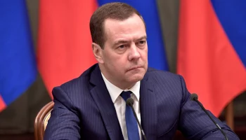 Медведев: Россия прекратит наступление, если Киев примет предложение Путина