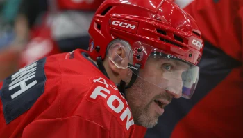 Овечкин вступил в потасовку с американским хоккеистом во время матча НХЛ Овечкин вступил в потасовку с американским хоккеистом во время матча НХЛ