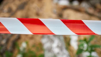 Улицу на юге Москвы перекрыли из-за подозрительного предмета под днищем машины
