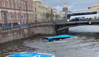 Автобус с 20 пассажирами упал с моста в реку Мойка в Петербурге