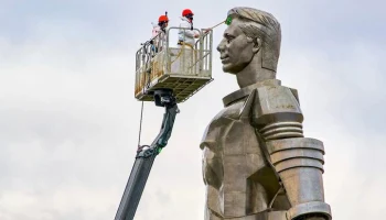 Свыше 1,1 тыс памятников промыли после зимы в Москве