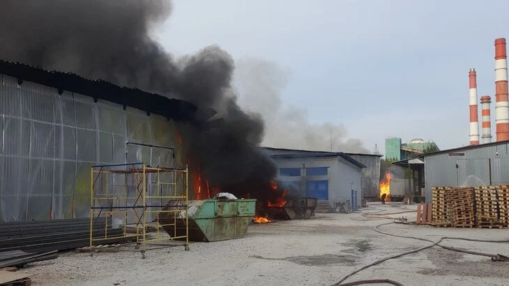 Пожар на площади 3,6 тысячи "квадратов" произошел в мебельном цехе в Шатуре Пожар на площади 3,6 тысячи "квадратов" произошел в мебельном цехе в Шатуре