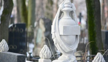 Столичные кладбища подготовили к посещениям в Пасху Столичные кладбища подготовили к посещениям в Пасху