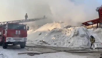 Площадь пожара на складе в Казани превысила 5 тысяч квадратных метров