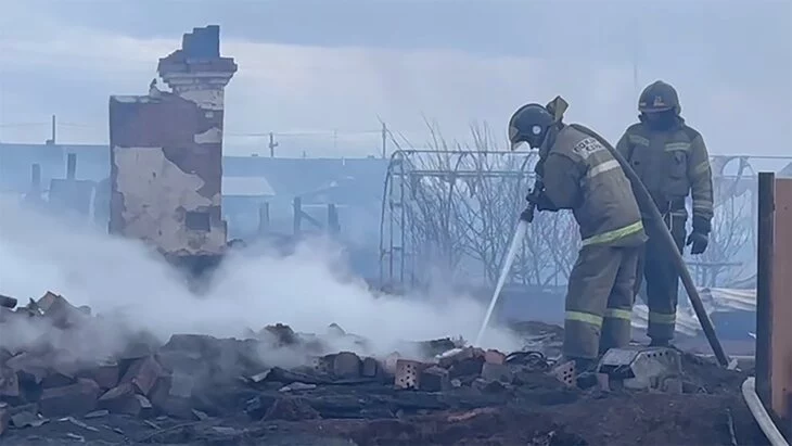 Одно из СНТ практически полностью выгорело в иркутской Вихоревке Одно из СНТ практически полностью выгорело в иркутской Вихоревке