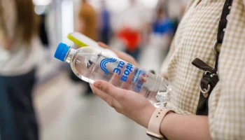 Бесплатную воду начали раздавать на станциях метро и вокзалах Москвы