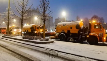 Городские службы убирают улицы Москвы от снега