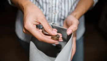 Глава Минтруда Котяков предложил бороться с бедностью по "принципу двух ключей"