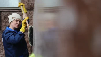 Специалисты начали промывать фасады домов на Проспекте Мира после зимы