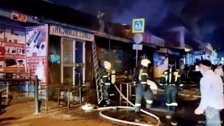Кровля магазина и торговые павильоны загорелись в Астрахани