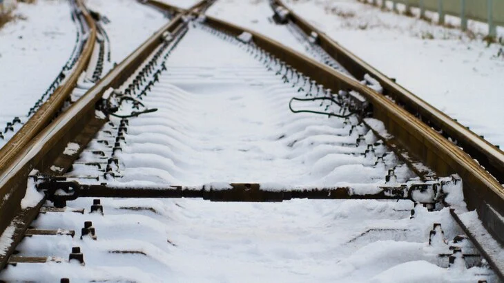 Пять электричек задерживаются под Кировом из-за схода грузовых вагонов с рельсов Пять электричек задерживаются под Кировом из-за схода грузовых вагонов с рельсов