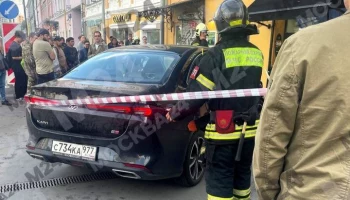 Водитель сбил женщину на тротуаре и врезался в здание кофейни на Бауманской улице