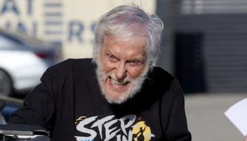 Актер Дик Ван Дайк рассказал, что продолжает тренироваться в 99 лет