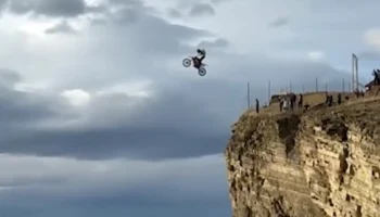 Экстремал Цибулько повторил трюк Тома Круза, спрыгнув со скалы на мотоцикле