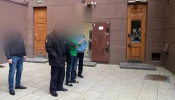 Мужчина напал с ножом на незнакомца в подъезде в центре Москвы