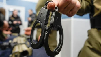 Полицейские задержали мужчину, который на даче выращивал коноплю среди малины
