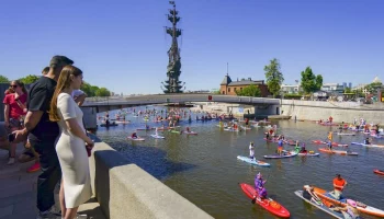 Гид провел SUP-экскурсию в рамках фестиваля "Москва – на волне. Рыбная неделя"