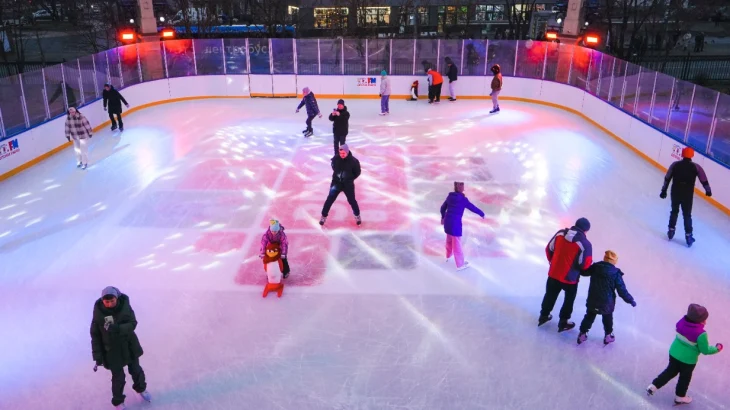Катки на площадках «Московских сезонов» продолжают работу Катки на площадках «Московских сезонов» продолжают работу
