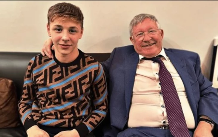 Российский футболист в 16 лет подписал контракт с «Манчестер Юнайтед» Российский футболист в 16 лет подписал контракт с «Манчестер Юнайтед»