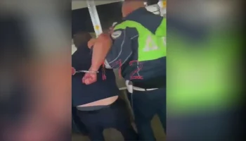 Полиция задержала мужчину за повреждение около 10 машин на Пятницком шоссе