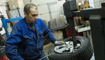 Синоптик Цыганков назвал водителям Москвы лучший срок для смены шин на летние