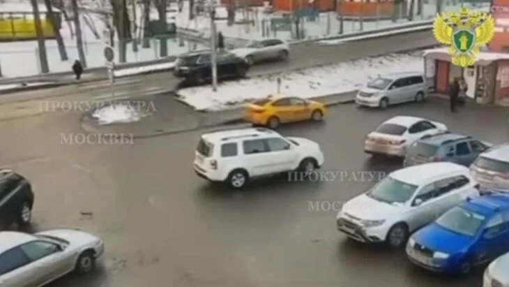 Автомобиль сбил девочку на пешеходном переходе в ТиНАО Автомобиль сбил девочку на пешеходном переходе в ТиНАО