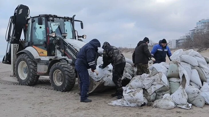 Число техники для расчистки пляжей от мазута увеличено в Анапе