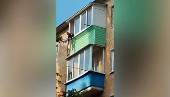 Бастрыкину доложат по ситуации с ребенком на карнизе пятиэтажки в Подмосковье